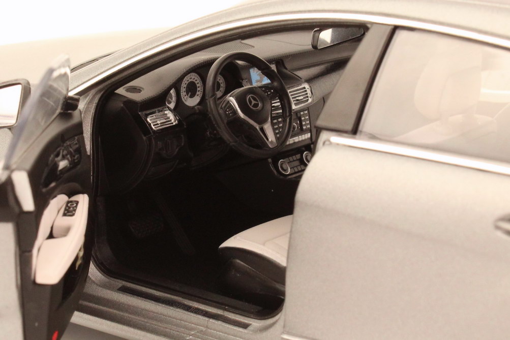 Foto 1:18 Mercedes-Benz CLS Shooting Brake (X218) designo-allanit-grau Werbemodell Norev B66960117