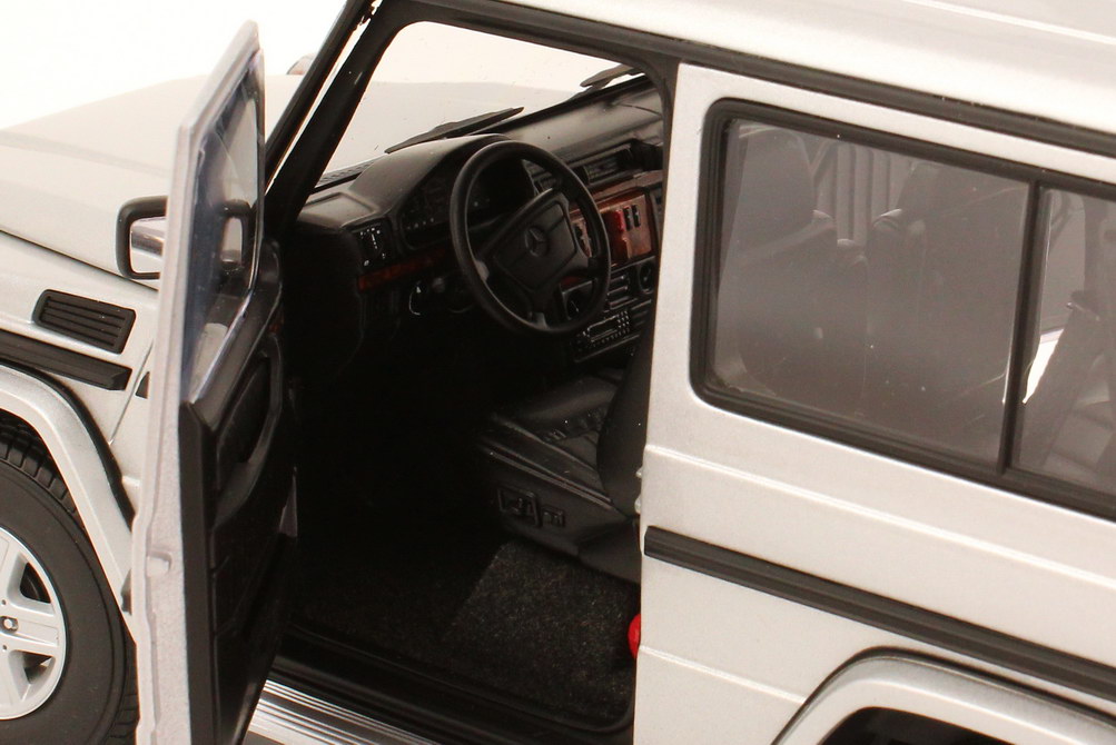 Foto 1:18 Mercedes-Benz G-Modell kurz G 500 1989 (W463 SWB) silber-met. AUTOart 76112