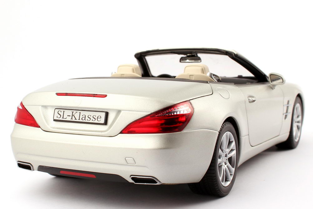 Foto 1:18 Mercedes-Benz SL-Klasse 2012 (R231) kristall-silber-magno Werbemodell Norev B66960106