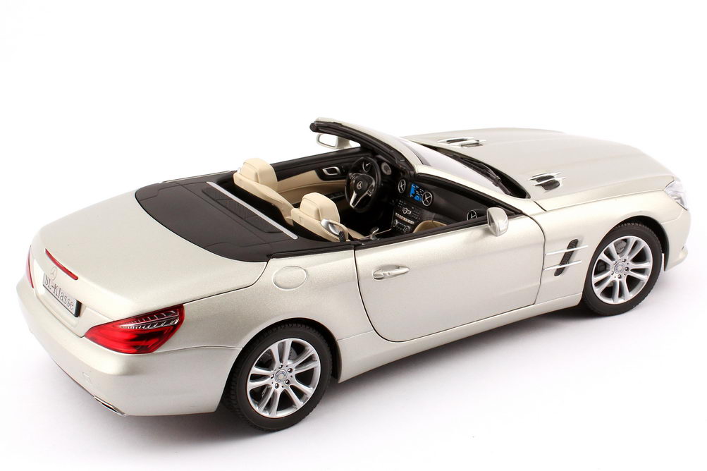 Foto 1:18 Mercedes-Benz SL-Klasse 2012 (R231) kristall-silber-magno Werbemodell Norev B66960106