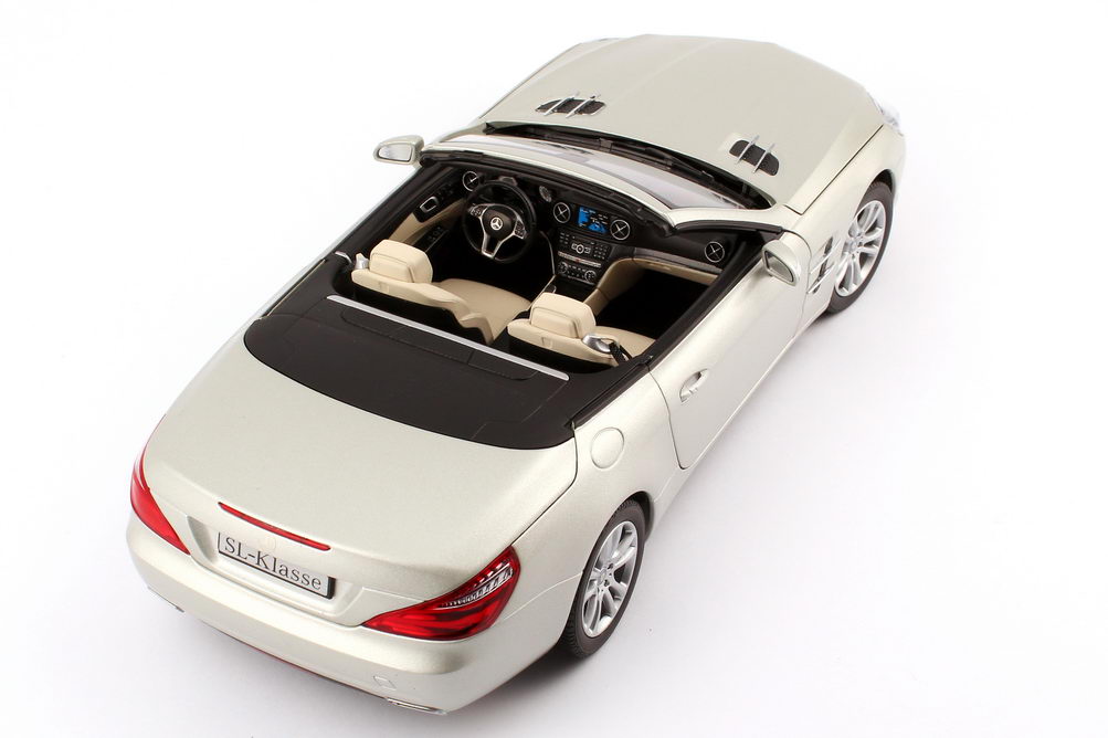 Welly Mercedes SL-Klasse Coupe Modellauto 1/43 - Silber, Mit öffnenden Türen