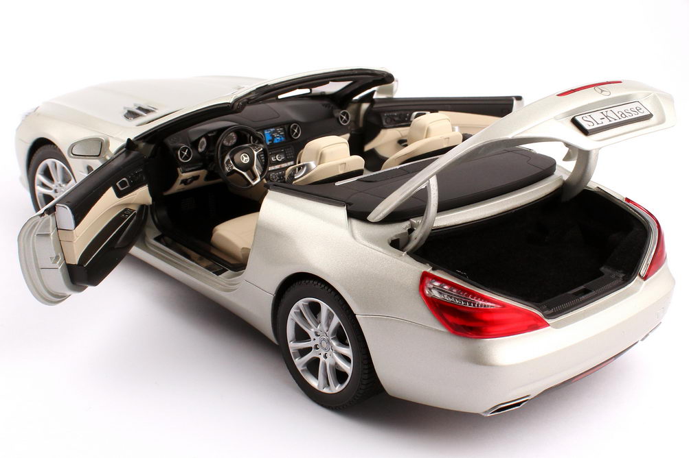 Foto 1:18 Mercedes-Benz SL-Klasse 2012 (R231) kristall-silber-magno Werbemodell Norev B66960106