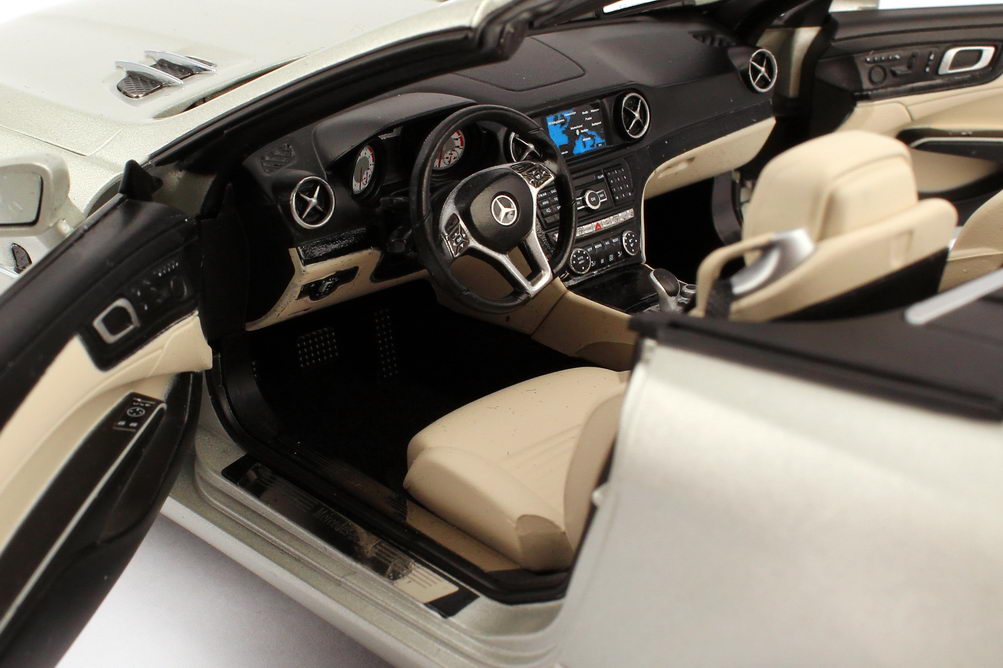 Foto 1:18 Mercedes-Benz SL-Klasse 2012 (R231) kristall-silber-magno Werbemodell Norev B66960106