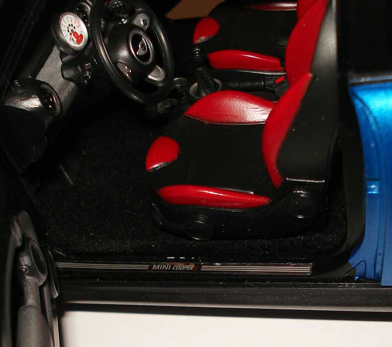 Foto 1:18 Mini Cooper S 2006 laserbluemet, Dach weiß mit Glasdach Werbemodell Kyosho 80430410407