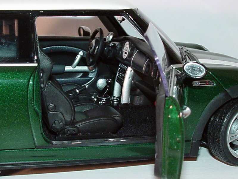 Foto 1:18 New Mini Cooper S John Cooper Works racinggreen/weiß Kyosho 08558G