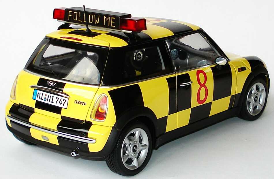 Foto 1:18 New Mini One Follow Me Flughafen Düsseldorf Werbemodell Kyosho 80430146615