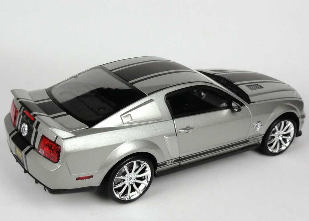 Foto 1:18 Shelby Ford Mustang GT 500 Super Snake 427 (2009) silbergrau-met./schwarz Shelby Collectibles 09079