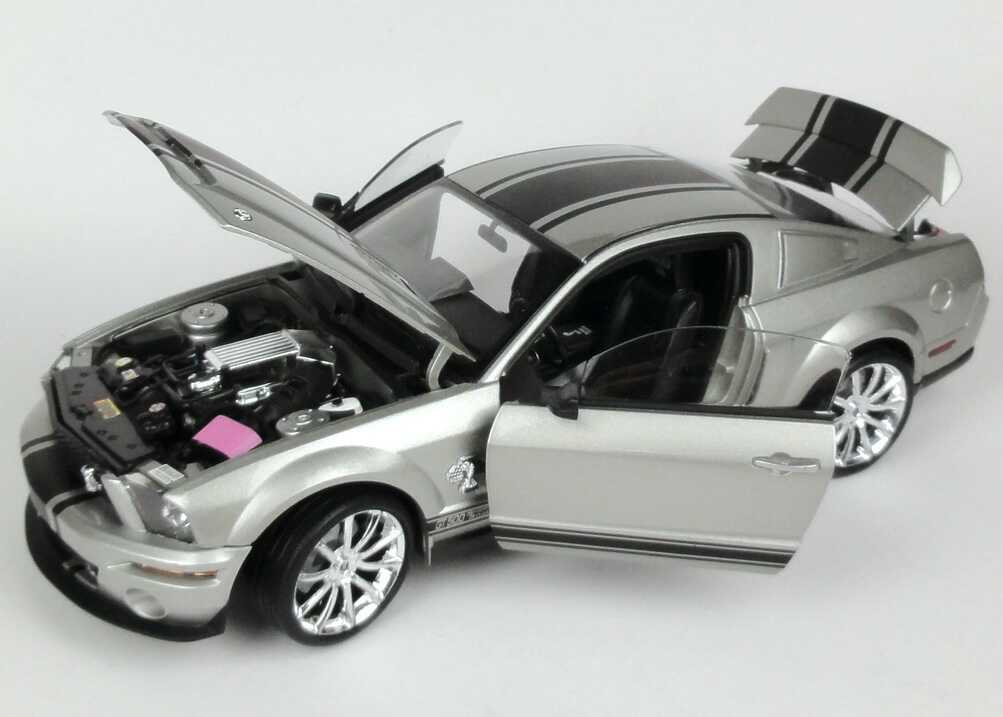 Foto 1:18 Shelby Ford Mustang GT 500 Super Snake 427 (2009) silbergrau-met./schwarz Shelby Collectibles 09079