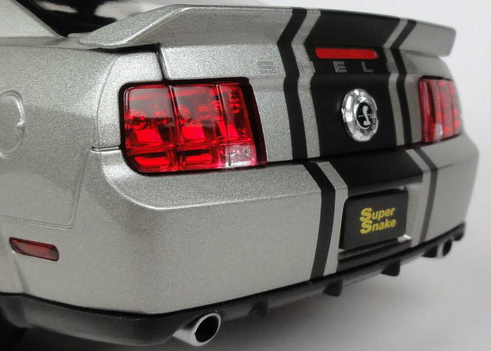 Foto 1:18 Shelby Ford Mustang GT 500 Super Snake 427 (2009) silbergrau-met./schwarz Shelby Collectibles 09079