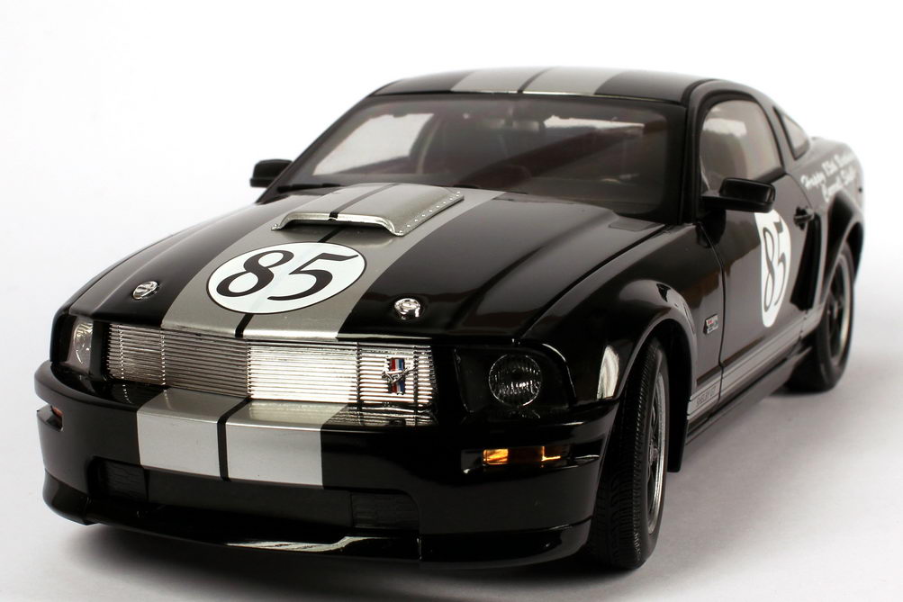 Foto 1:18 Shelby Ford Mustang GT schwarz Happy 85th Birthday Carroll Shelby Shelby Collectibles DC07GT03