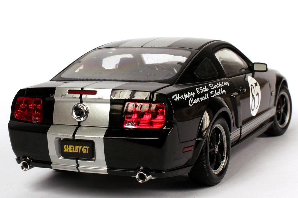 Foto 1:18 Shelby Ford Mustang GT schwarz Happy 85th Birthday Carroll Shelby Shelby Collectibles DC07GT03