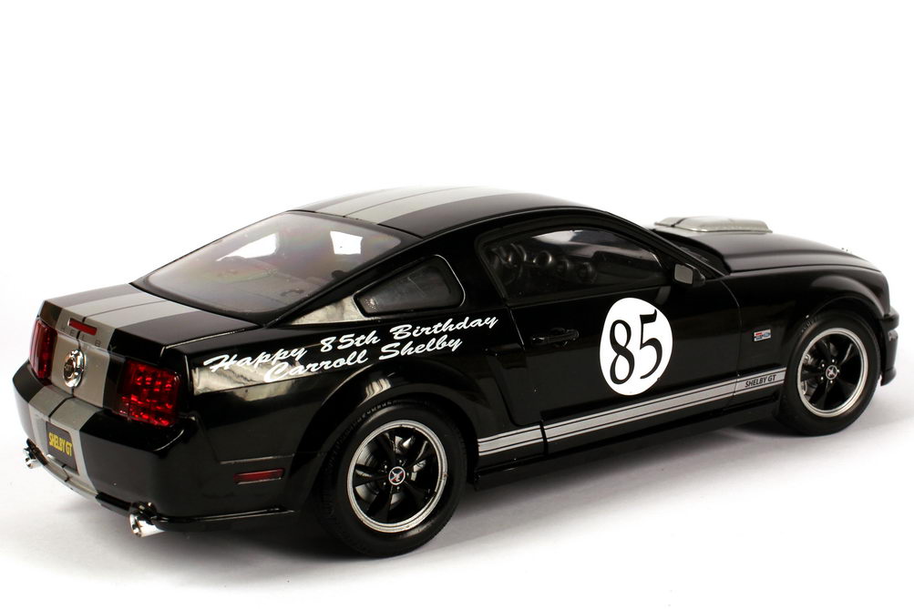 Foto 1:18 Shelby Ford Mustang GT schwarz Happy 85th Birthday Carroll Shelby Shelby Collectibles DC07GT03
