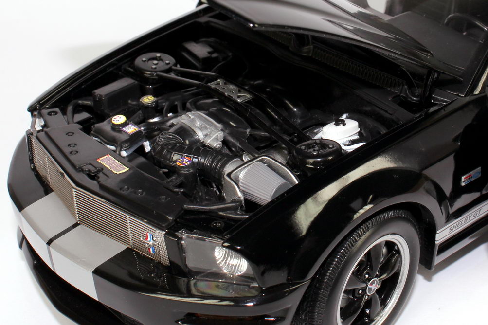 Foto 1:18 Shelby Ford Mustang GT schwarz Happy 85th Birthday Carroll Shelby Shelby Collectibles DC07GT03
