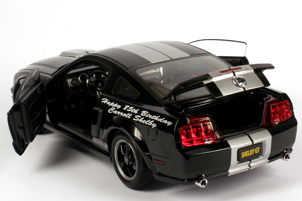 Foto 1:18 Shelby Ford Mustang GT schwarz Happy 85th Birthday Carroll Shelby Shelby Collectibles DC07GT03