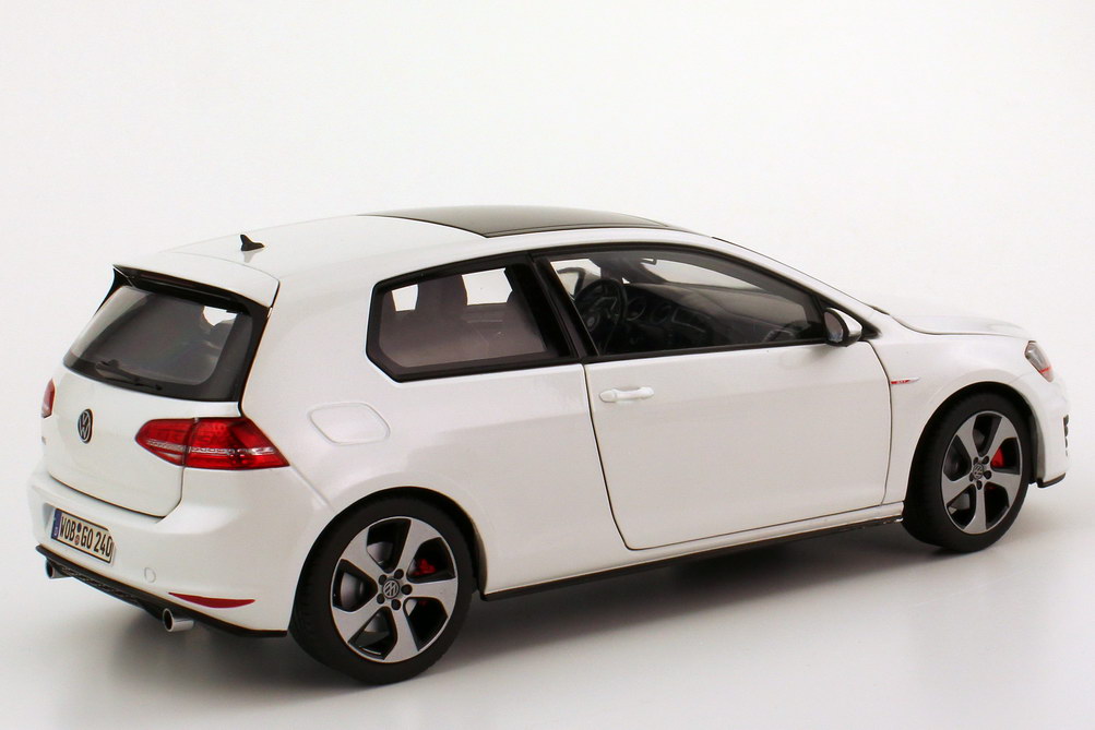 Foto 1:18 VW Golf VII GTI 2013 2türig oryx-weiß-perleffekt Werbemodell Norev 5G3099302UJV