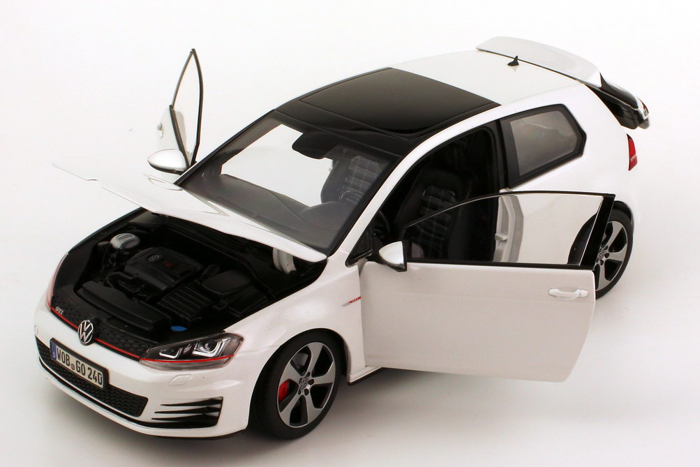 Foto 1:18 VW Golf VII GTI 2013 2türig oryx-weiß-perleffekt Werbemodell Norev 5G3099302UJV