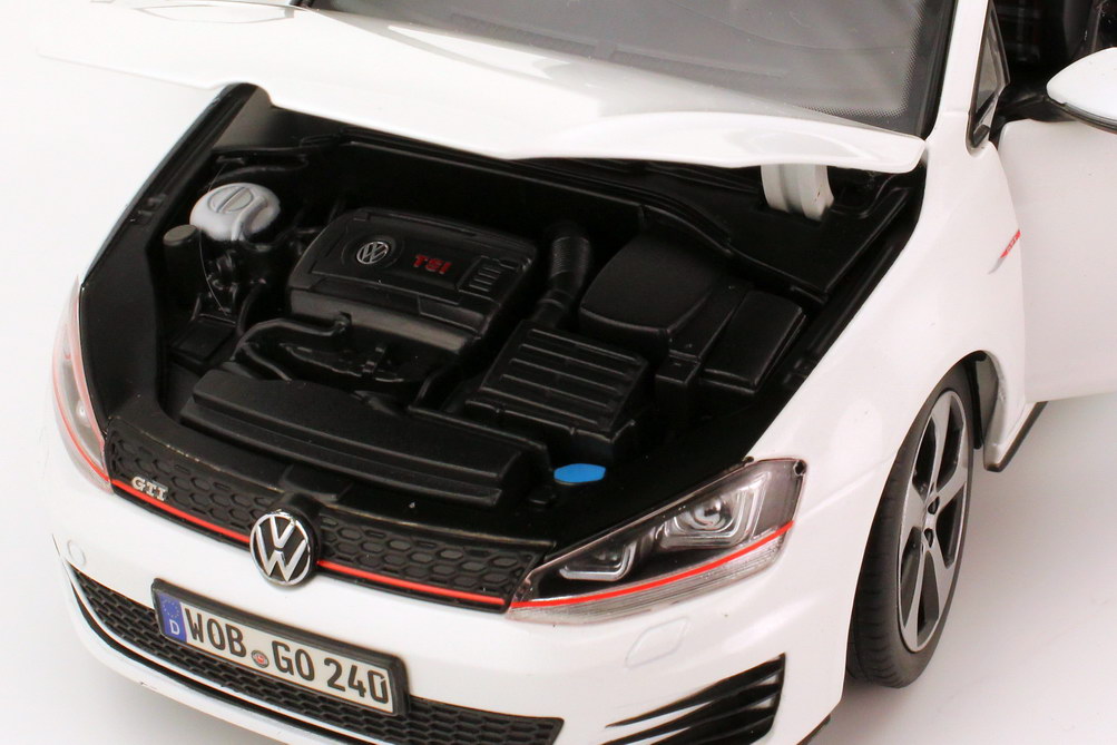 Foto 1:18 VW Golf VII GTI 2013 2türig oryx-weiß-perleffekt Werbemodell Norev 5G3099302UJV