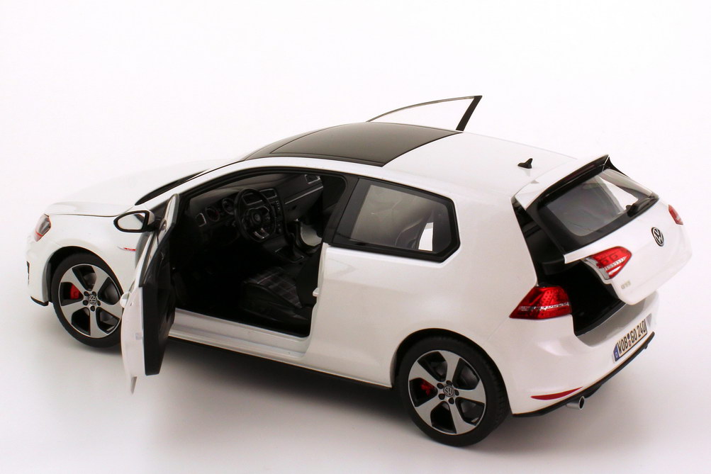 Foto 1:18 VW Golf VII GTI 2013 2türig oryx-weiß-perleffekt Werbemodell Norev 5G3099302UJV