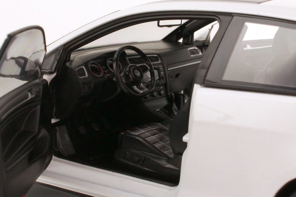Foto 1:18 VW Golf VII GTI 2013 2türig oryx-weiß-perleffekt Werbemodell Norev 5G3099302UJV