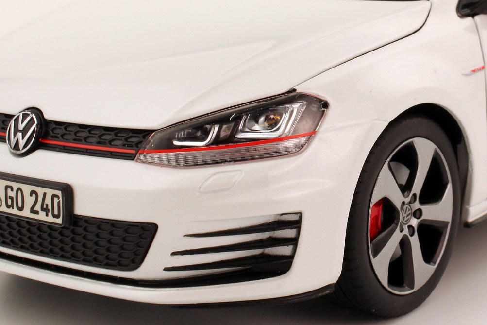 Foto 1:18 VW Golf VII GTI 2013 2türig oryx-weiß-perleffekt Werbemodell Norev 5G3099302UJV