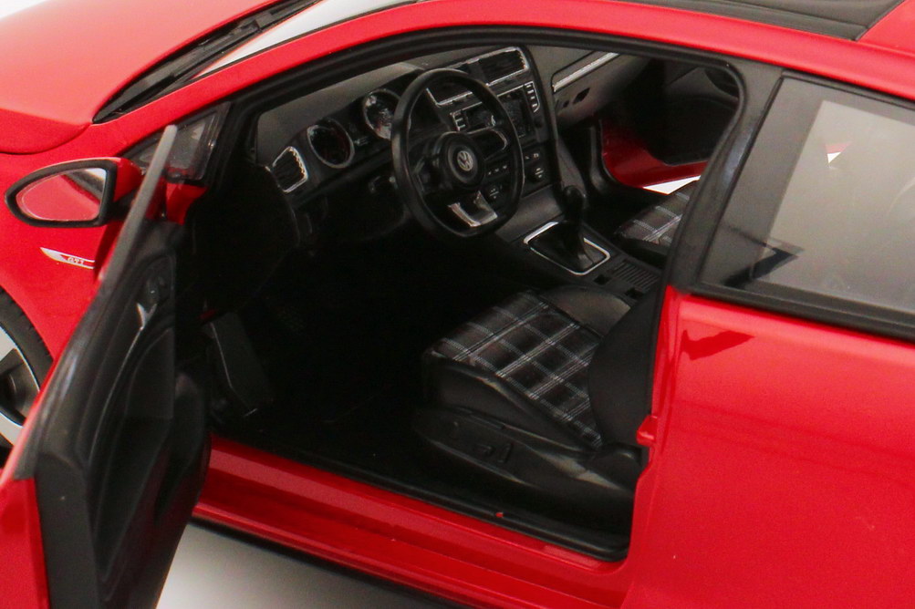 Foto 1:18 VW Golf VII GTI 2013 2türig tornado-rot Werbemodell Norev 5G3099302BFC