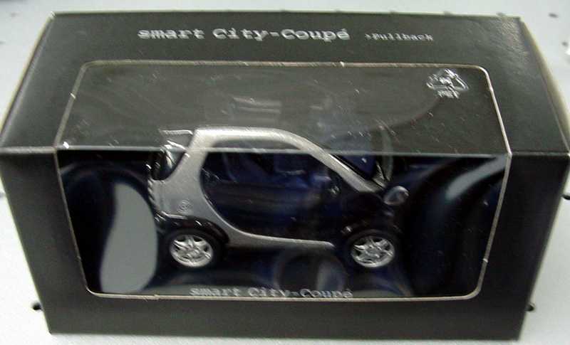 Foto 1:33 Pullback MCC Smart City-Coupé jack-black/silber-met. Werbemodell Maisto C0006102V001000000