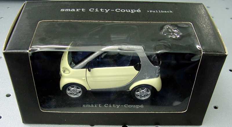 Foto 1:33 Pullback MCC Smart City-Coupé lite-white/silber-met. Werbemodell Maisto C0006102V001000000