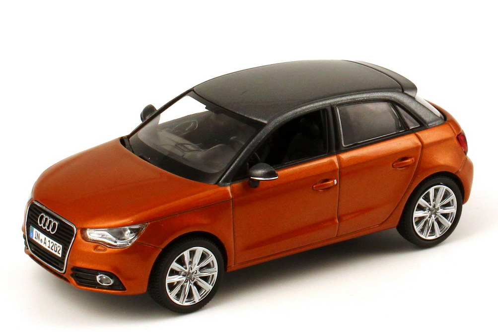 Foto 1:43 Audi A1 Sportback samoa-orange-met. / daytona-grau-met. Werbemodell Kyosho 5011201023