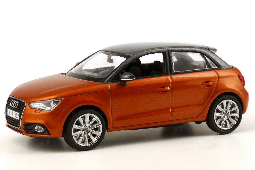 Foto 1:43 Audi A1 Sportback samoa-orange-met. / daytona-grau-met. Werbemodell Kyosho 5011201023