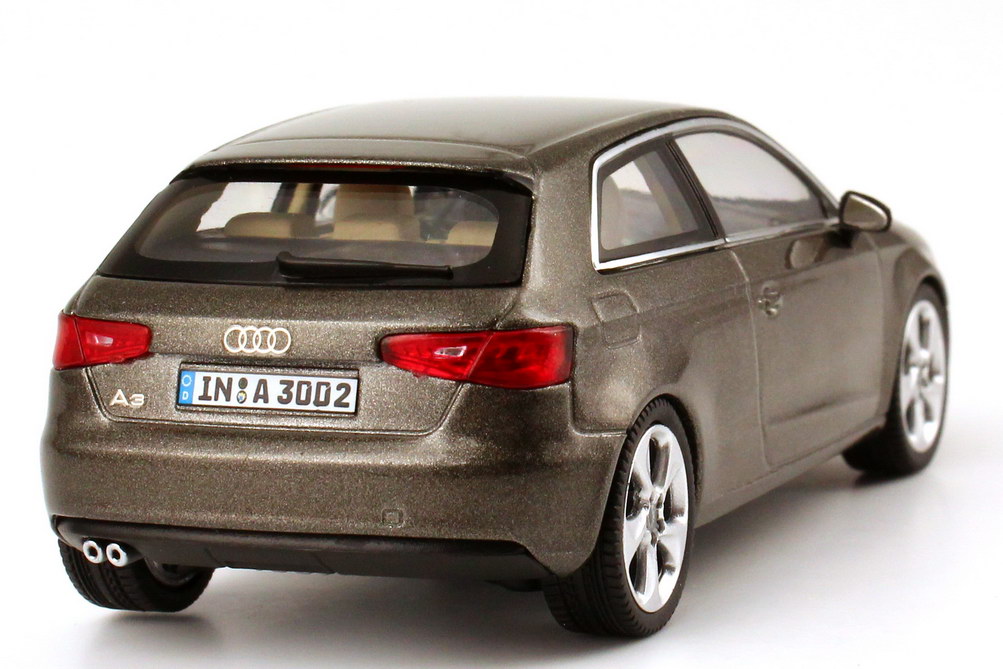 Foto 1:43 Audi A3 (8V) 2012 dakotagrau-met. Werbemodell Schuco 5011203023