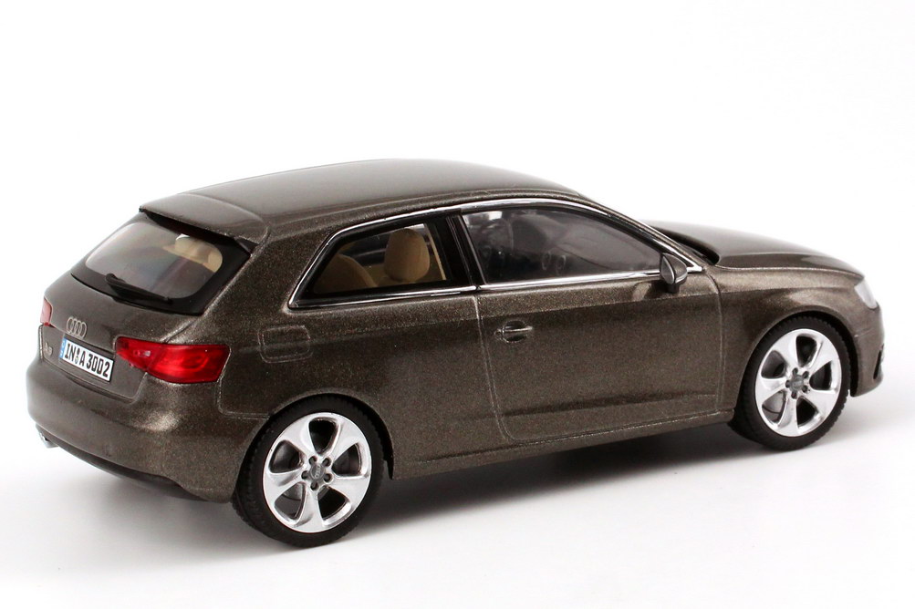 Foto 1:43 Audi A3 (8V) 2012 dakotagrau-met. Werbemodell Schuco 5011203023