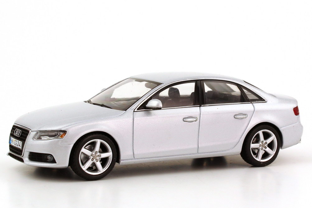 Audi A4 3.2 quattro (B8) eissilber-met. Werbemodell Minichamps