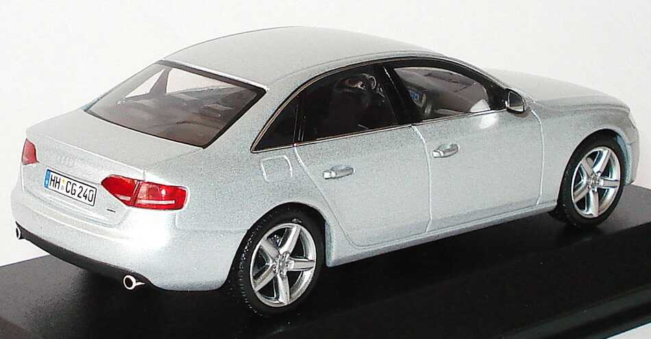 Foto 1:43 Audi A4 (B8) eissilber-met. SOP Audi A4 Limousine Sept. 2007 Fertigung Ingolstadt Werbemodell Minichamps 5010704113