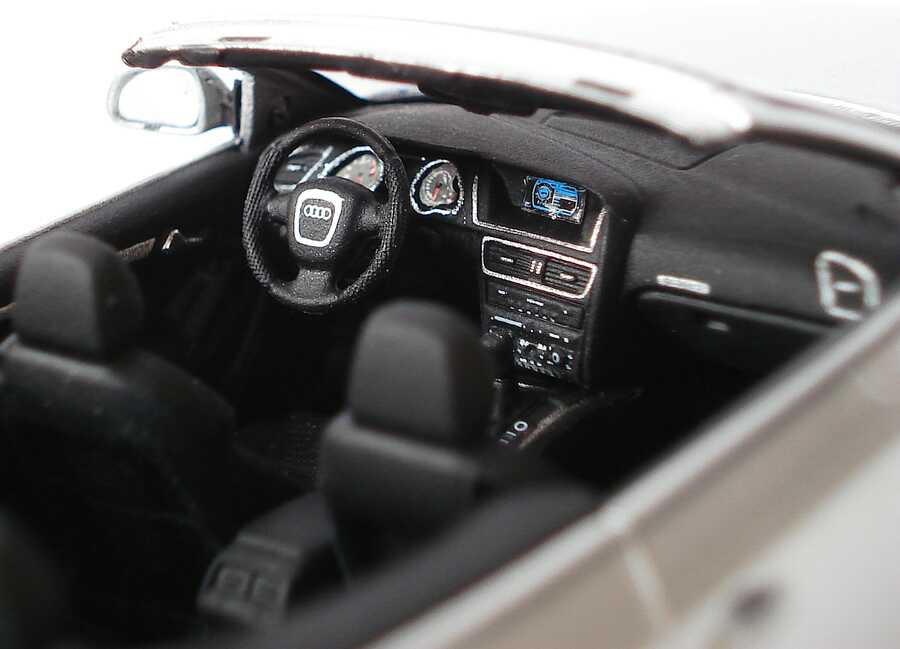 Foto 1:43 Audi A5 Cabriolet 3.0 TDI quattro eissilber-met. Werbemodell Schuco 5010805323
