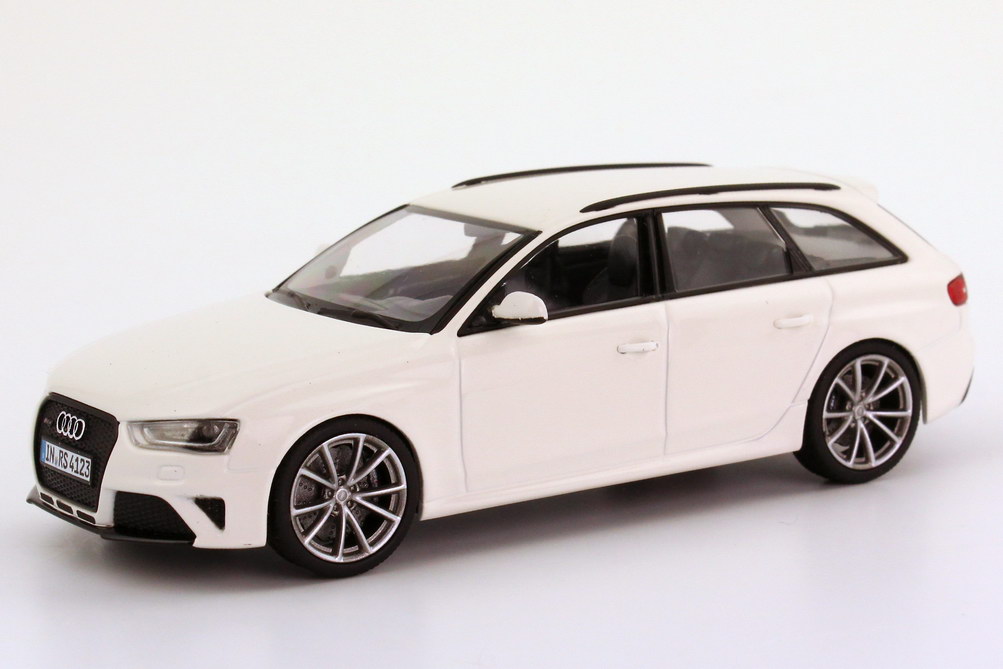 Audi RS4 Avant (B8, Faclift 2012) ibis-weiß Werbemodell Minichamps