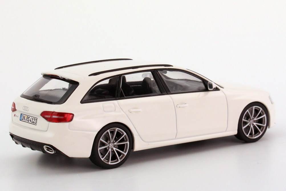 Audi RS4 Avant (B8, Faclift 2012) ibis-weiß Werbemodell Minichamps