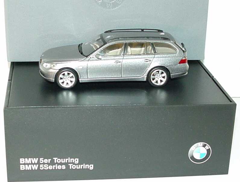 B-M-W 5er E60 Limousine Weiss 2003-2010 mit Sockel und Vitrine 1/43  Modellcarsonline Modell Auto mit individiuellem Wunschkennzeichen:  : Spielzeug