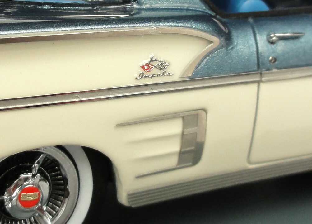 Foto 1:43 Chevrolet Bel Air Impala ´58 blau-met./creme-weiß NEO Scale Models 44085