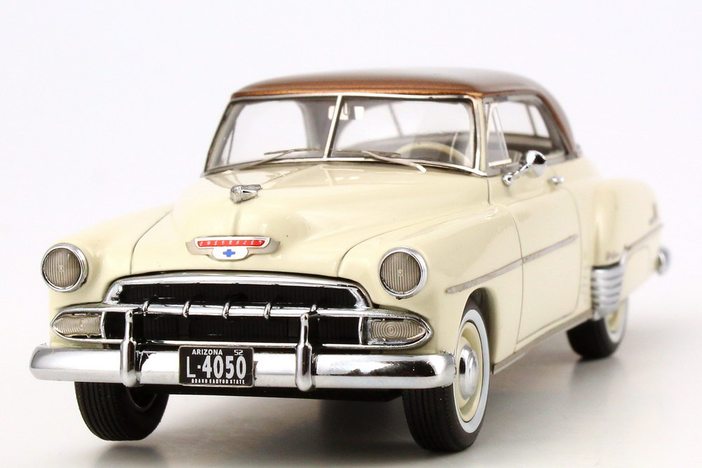Foto 1:43 Chevrolet De Luxe HT Coupe 1952 creme-weiß/gold-met. NEO Scale Models 44050