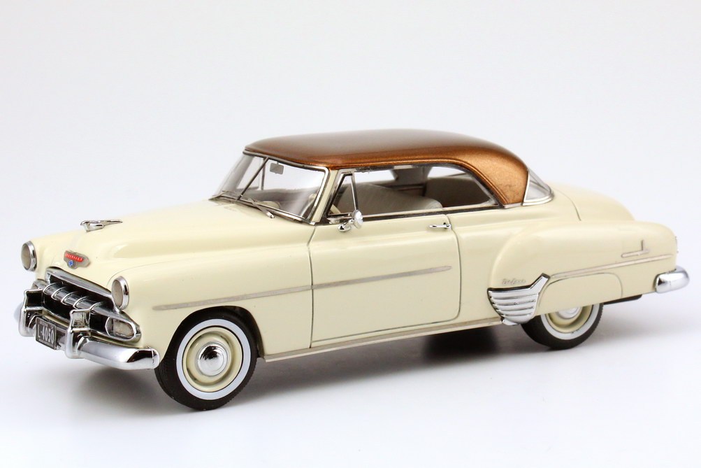 Foto 1:43 Chevrolet De Luxe HT Coupe 1952 creme-weiß/gold-met. NEO Scale Models 44050