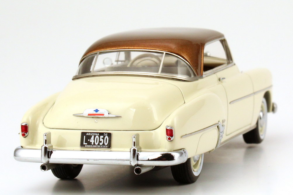 Foto 1:43 Chevrolet De Luxe HT Coupe 1952 creme-weiß/gold-met. NEO Scale Models 44050