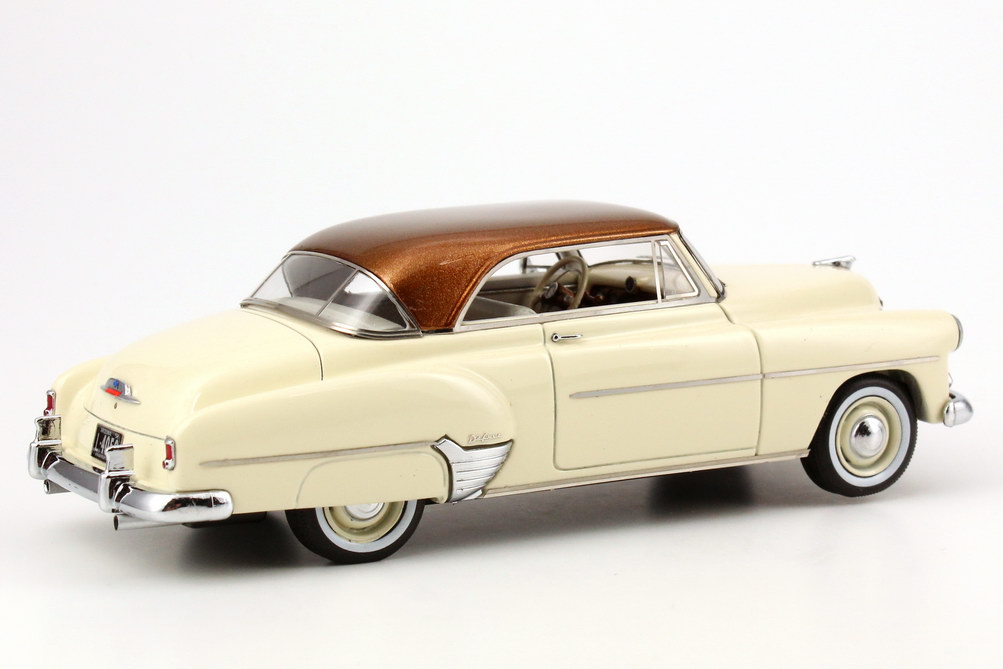 Foto 1:43 Chevrolet De Luxe HT Coupe 1952 creme-weiß/gold-met. NEO Scale Models 44050