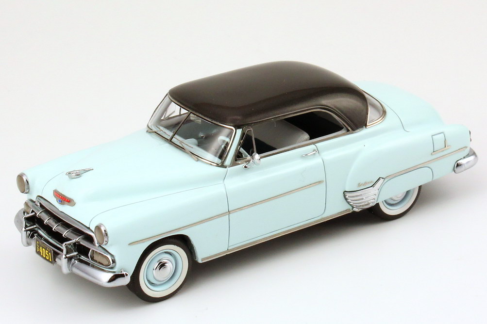 Foto 1:43 Chevrolet De Luxe HT Coupe 1952 hell-blau/anthrazit-met. NEO Scale Models 44051