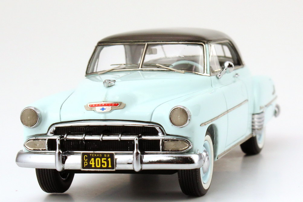 Foto 1:43 Chevrolet De Luxe HT Coupe 1952 hell-blau/anthrazit-met. NEO Scale Models 44051