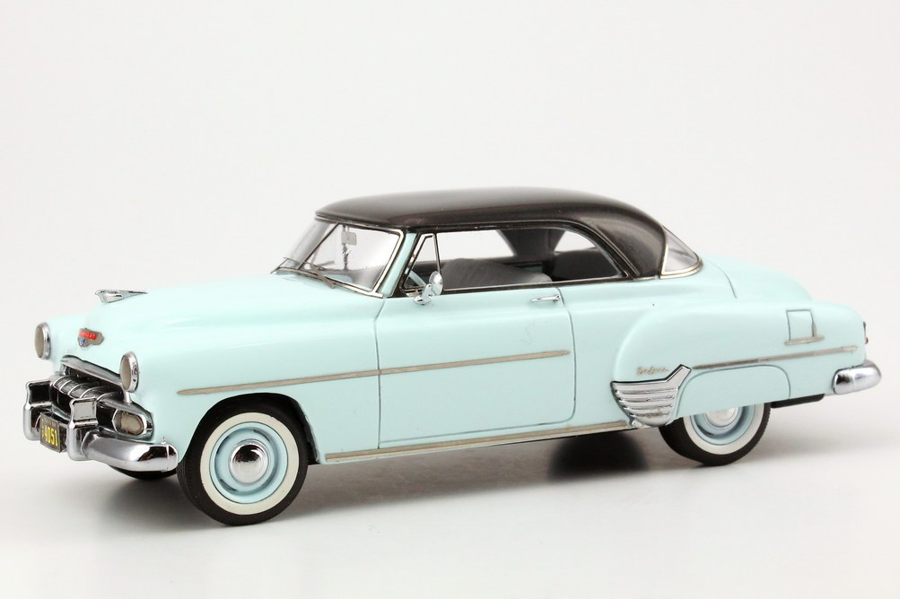 Foto 1:43 Chevrolet De Luxe HT Coupe 1952 hell-blau/anthrazit-met. NEO Scale Models 44051