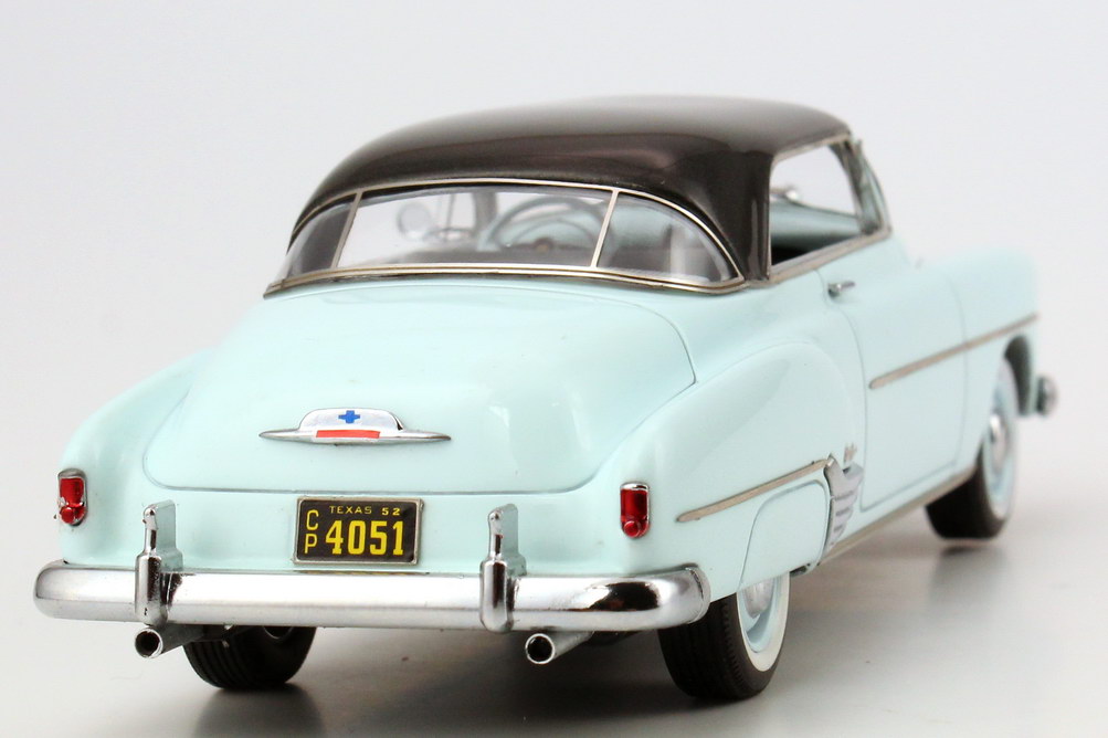 Foto 1:43 Chevrolet De Luxe HT Coupe 1952 hell-blau/anthrazit-met. NEO Scale Models 44051