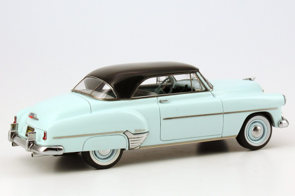 Foto 1:43 Chevrolet De Luxe HT Coupe 1952 hell-blau/anthrazit-met. NEO Scale Models 44051