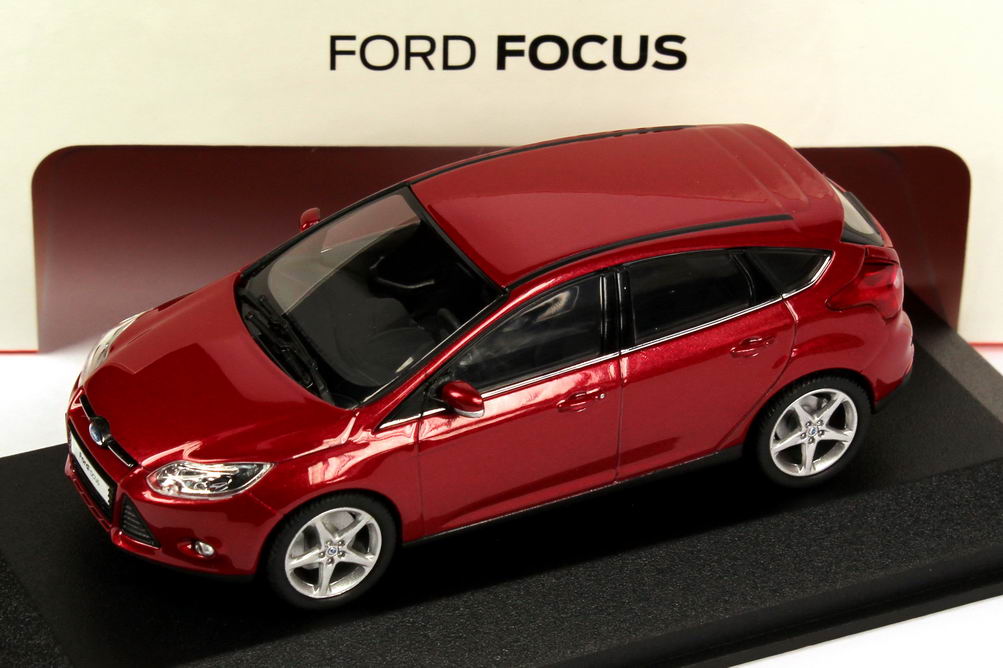 Ford Focus 2011 1:43 Candy Rot Minichamps
