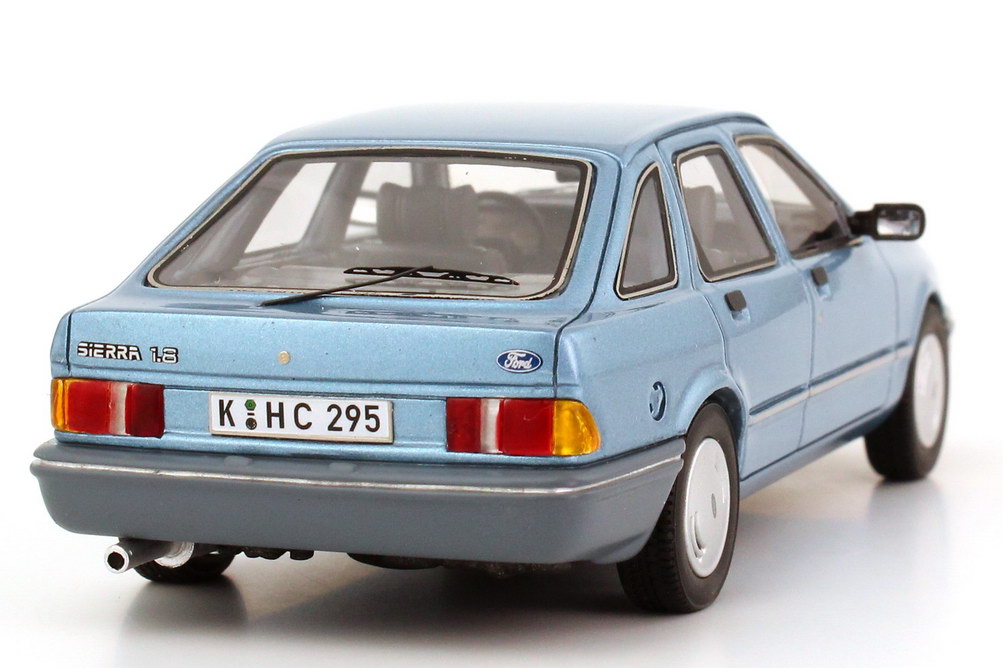 Foto 1:43 Ford Sierra 1.6 GL silber-blau-met. NEO Scale Models 44295