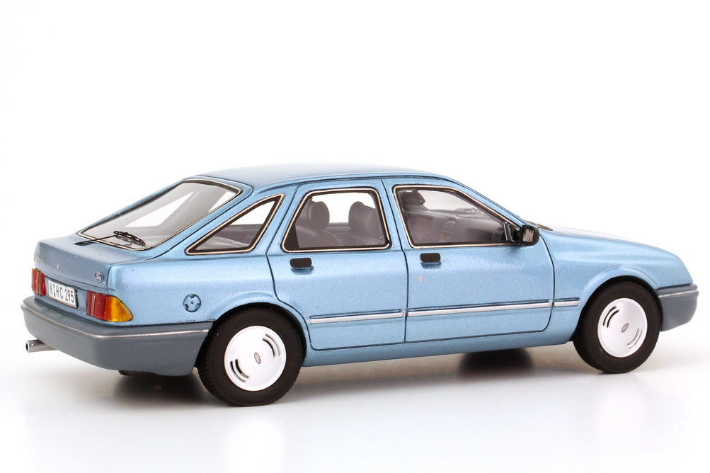 Foto 1:43 Ford Sierra 1.6 GL silber-blau-met. NEO Scale Models 44295